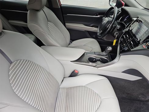 Used 2021 Toyota Camry SE image 10