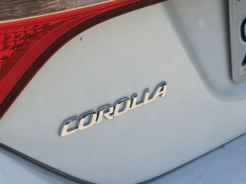 Used 2017 Toyota Corolla LE FWD image 4