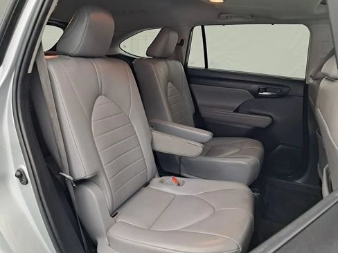 Used 2021 Toyota Highlander XLE FWD image 29