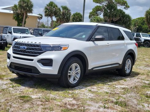 Used 2023 Ford Explorer XLT RWD image 2