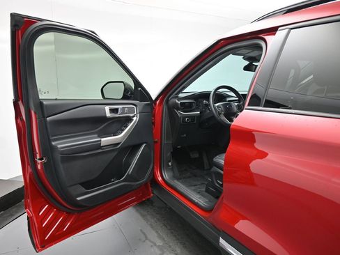 Used 2024 Ford Explorer XLT image 8