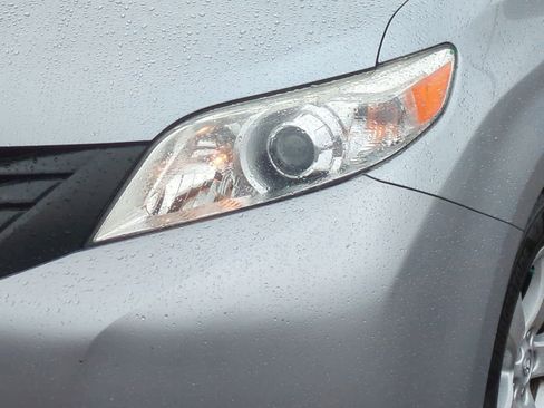 Used 2016 Toyota Sienna L image 11