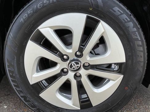 Used 2017 Toyota Prius Four FWD image 15
