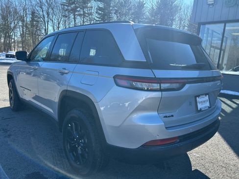 Used 2025 Jeep Grand Cherokee Altitude image 8