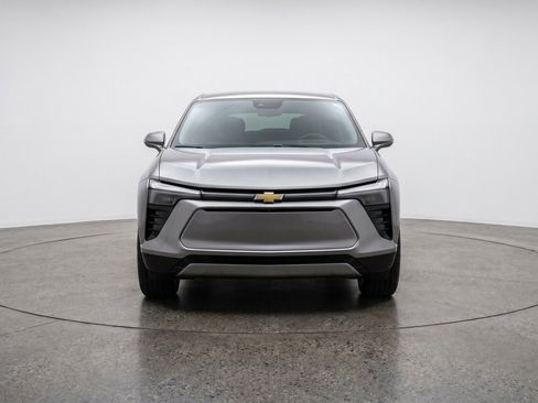 Used 2025 Chevrolet Blazer LT FWD image 2