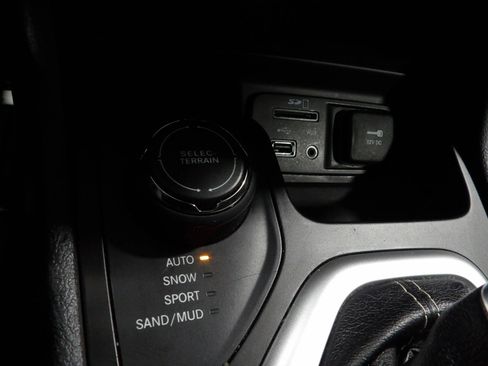 Used 2018 Jeep Cherokee Latitude Plus w/ Cold Weather Group AWD/4WD image 14