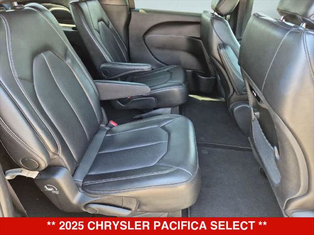 Certified 2025 Chrysler Pacifica Select FWD image 17