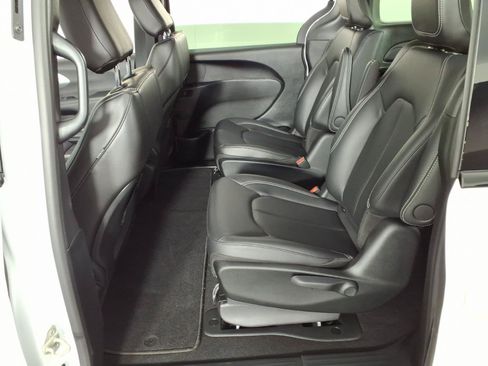 Used 2024 Chrysler Pacifica Limited FWD image 15