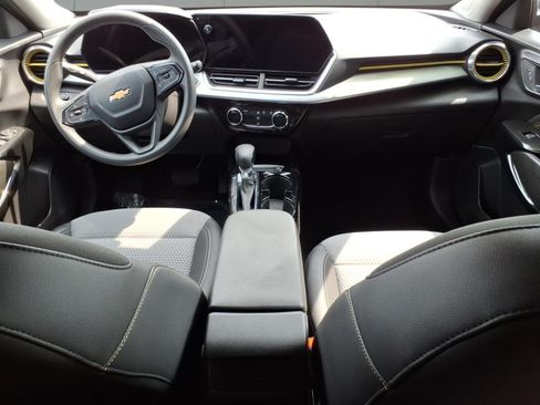 Used 2025 Chevrolet Trax LT FWD image 7