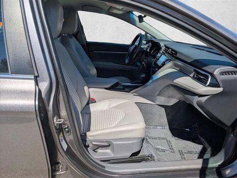 Used 2018 Toyota Camry SE FWD image 18