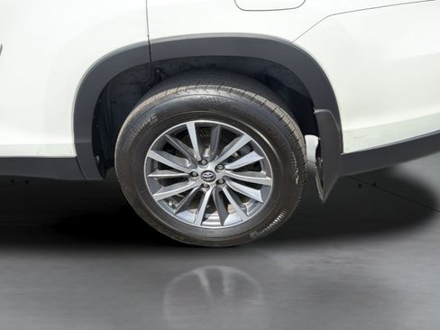 Used 2019 Toyota Highlander XLE AWD/4WD image 39