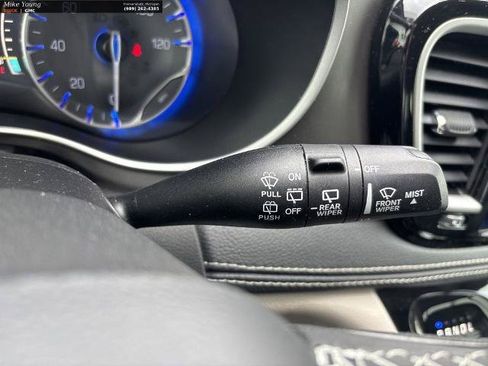 Used 2023 Chrysler Pacifica Touring-L FWD image 27