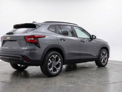 Used 2025 Chevrolet Trax LT FWD image 9