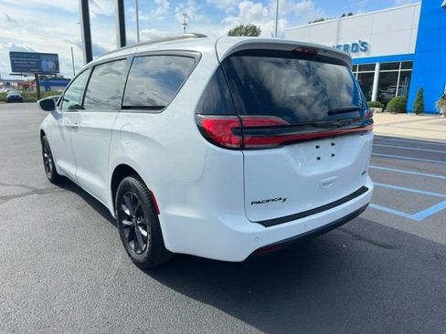 Used 2022 Chrysler Pacifica Touring-L w/ S Appearance Package AWD/4WD image 22
