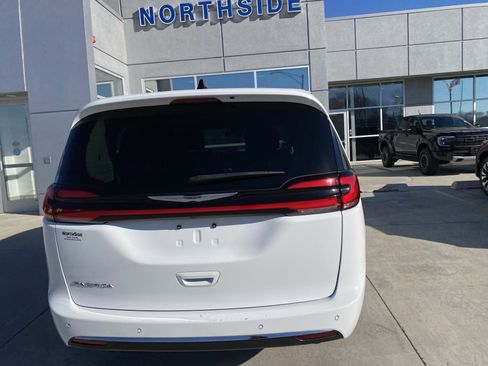 Used 2024 Chrysler Pacifica Touring-L image 4