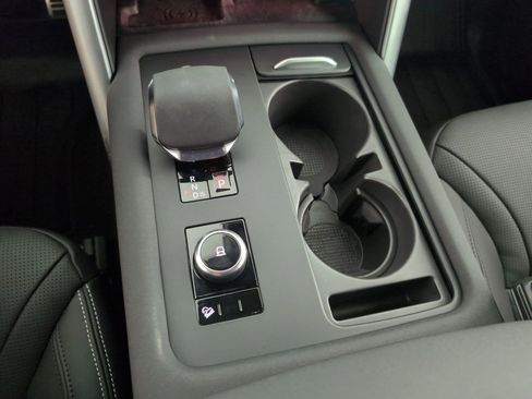 Certified 2025 Land Rover Discovery Dynamic SE image 24