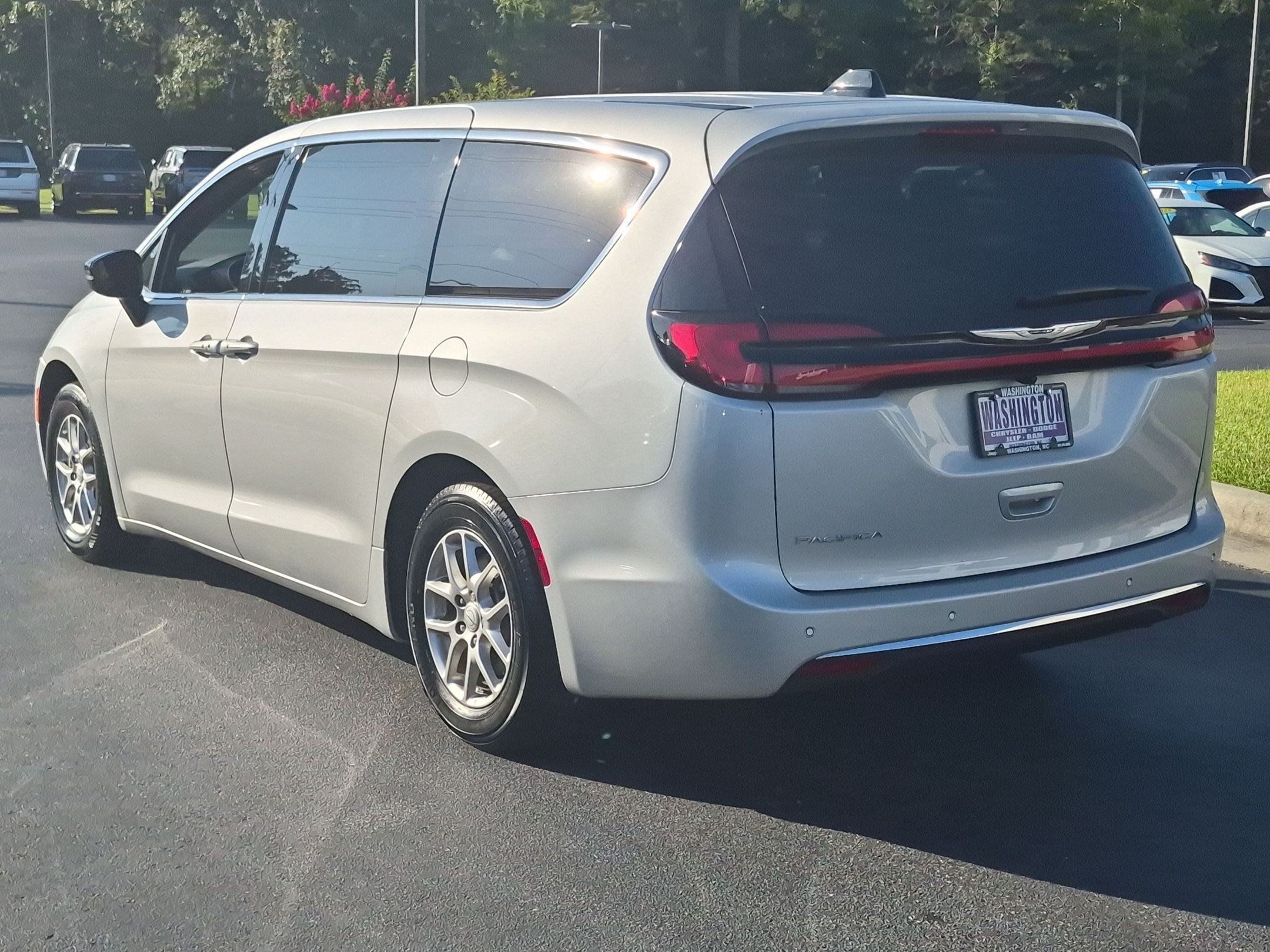 Used 2026 Chrysler Pacifica Select FWD image 5