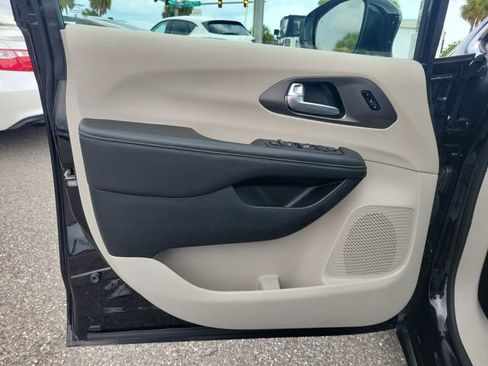 Used 2024 Chrysler Pacifica Touring-L FWD image 18