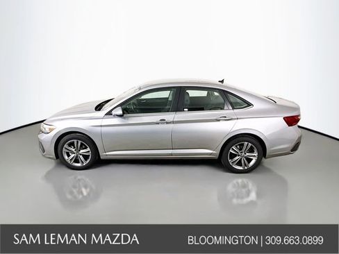 Used 2024 Volkswagen Jetta SE image 4