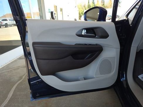 Used 2017 Chrysler Pacifica Touring-L FWD image 37