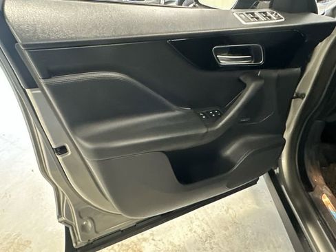 Used 2020 Jaguar F-PACE Premium image 30