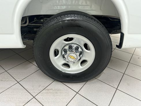 Used 2025 Chevrolet Express 3500 LT w/ LT Preferred Equipment Group RWD image 16