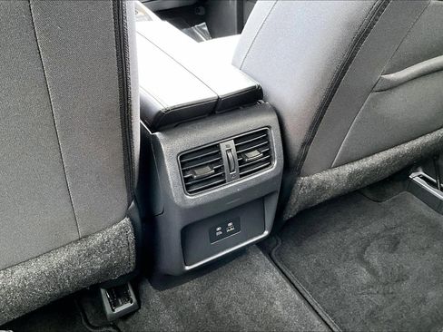 Used 2023 Nissan Rogue SV image 10