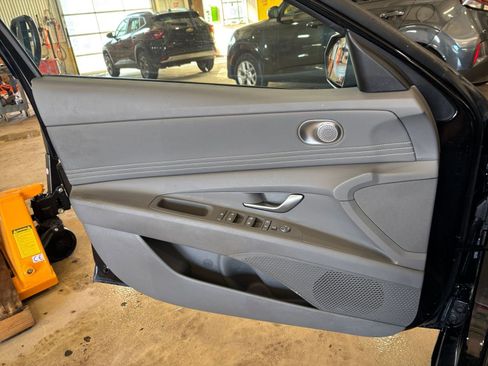 Used 2025 Nissan Sentra SV image 18