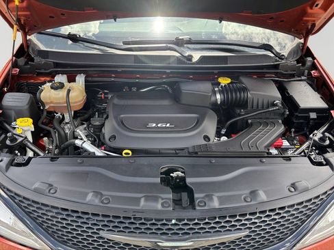 Used 2018 Chrysler Pacifica Limited w/ Advanced Safetytec Group FWD image 9