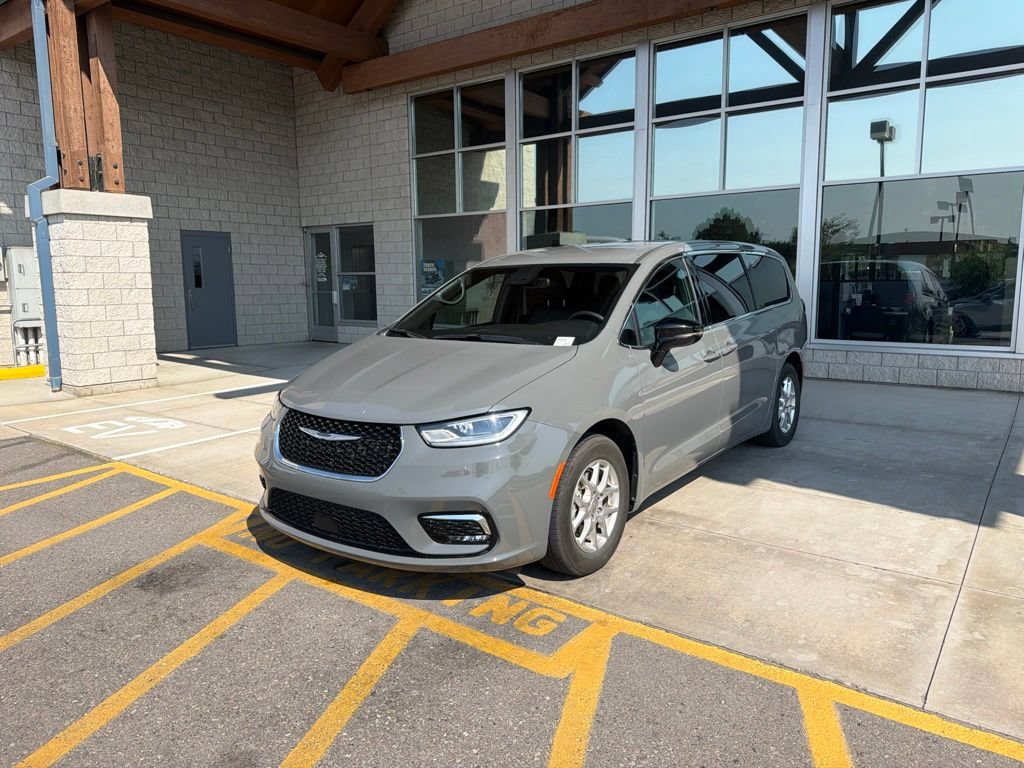 Used 2025 Chrysler Pacifica Select FWD image 1