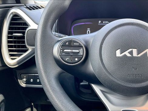 Used 2025 Kia Soul LX w/ LX Technology Package FWD image 10