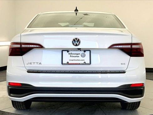 Used 2023 Volkswagen Jetta SE w/ Panoramic Sunroof Package image 4