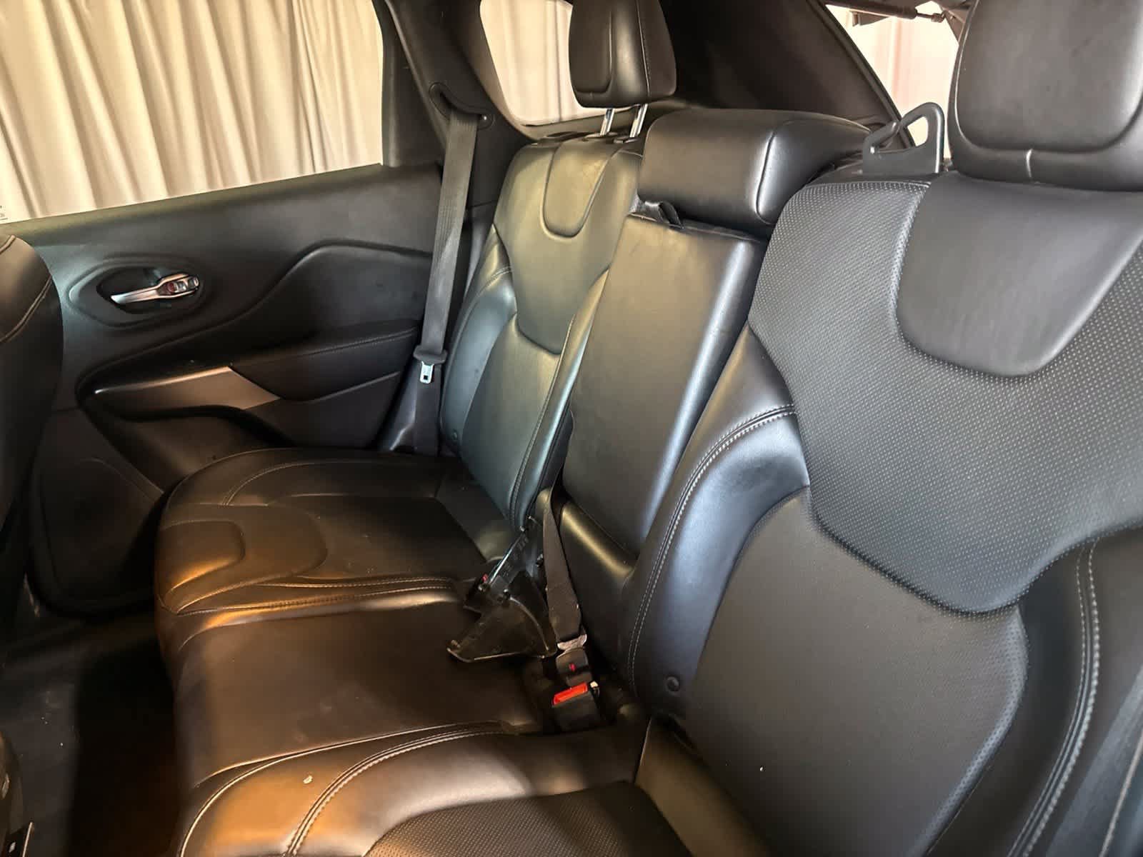 Used 2019 Jeep Cherokee Limited AWD/4WD image 16