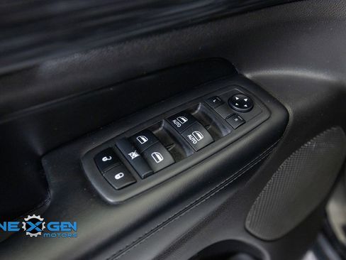 Used 2019 Jeep Grand Cherokee Laredo AWD/4WD image 12