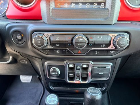 Used 2019 Jeep Wrangler Unlimited Sahara image 20