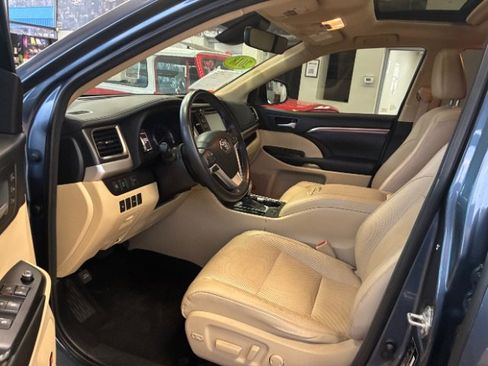 Used 2018 Toyota Highlander Limited image 19