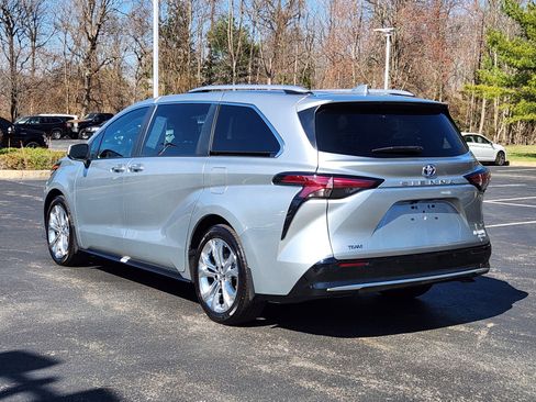 Used 2024 Toyota Sienna Platinum image 3