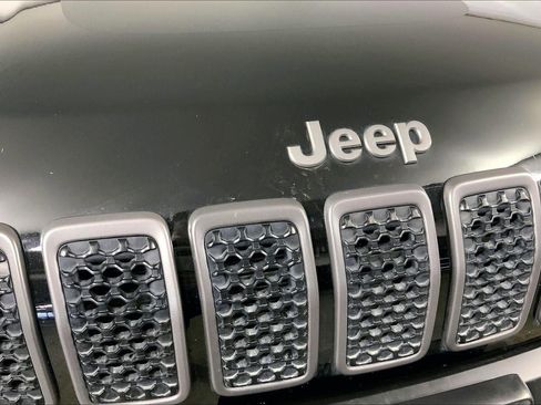 Used 2020 Jeep Cherokee Trailhawk w/ Cold Weather Group image 28