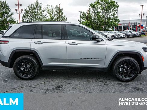 Used 2025 Jeep Grand Cherokee Altitude AWD/4WD image 8