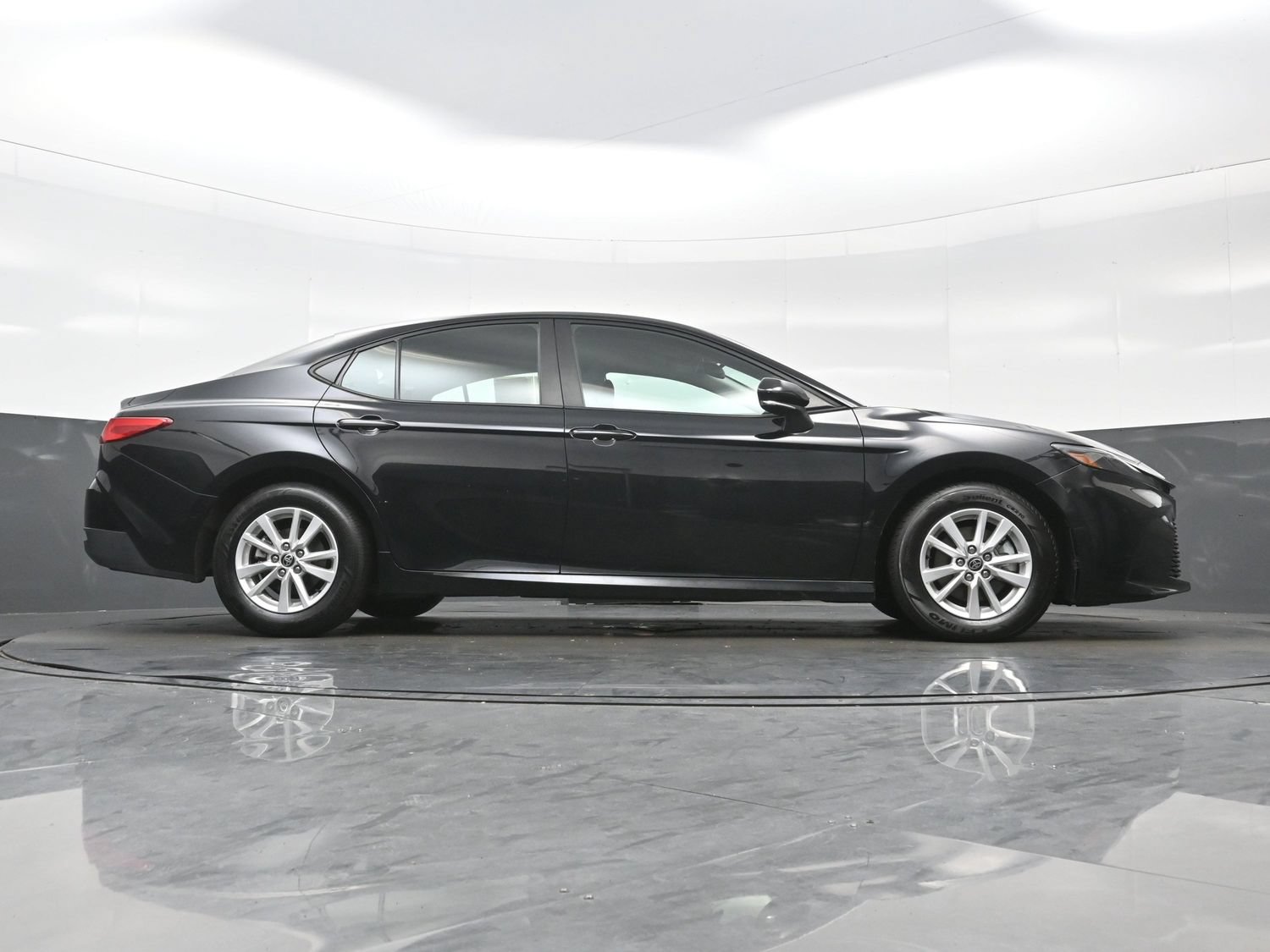 Used 2025 Toyota Camry LE FWD image 33