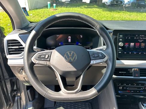 Used 2025 Volkswagen Taos SE FWD image 13