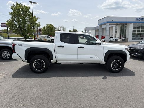 Used 2025 Toyota Tacoma TRD Off-Road AWD/4WD image 5