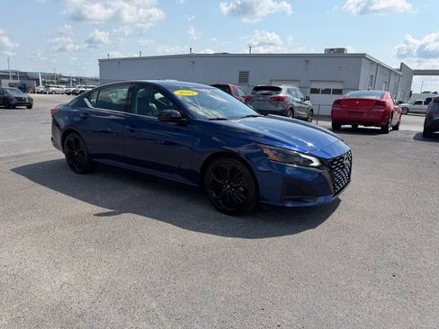 Used 2024 Nissan Altima 2.5 SR FWD image 2