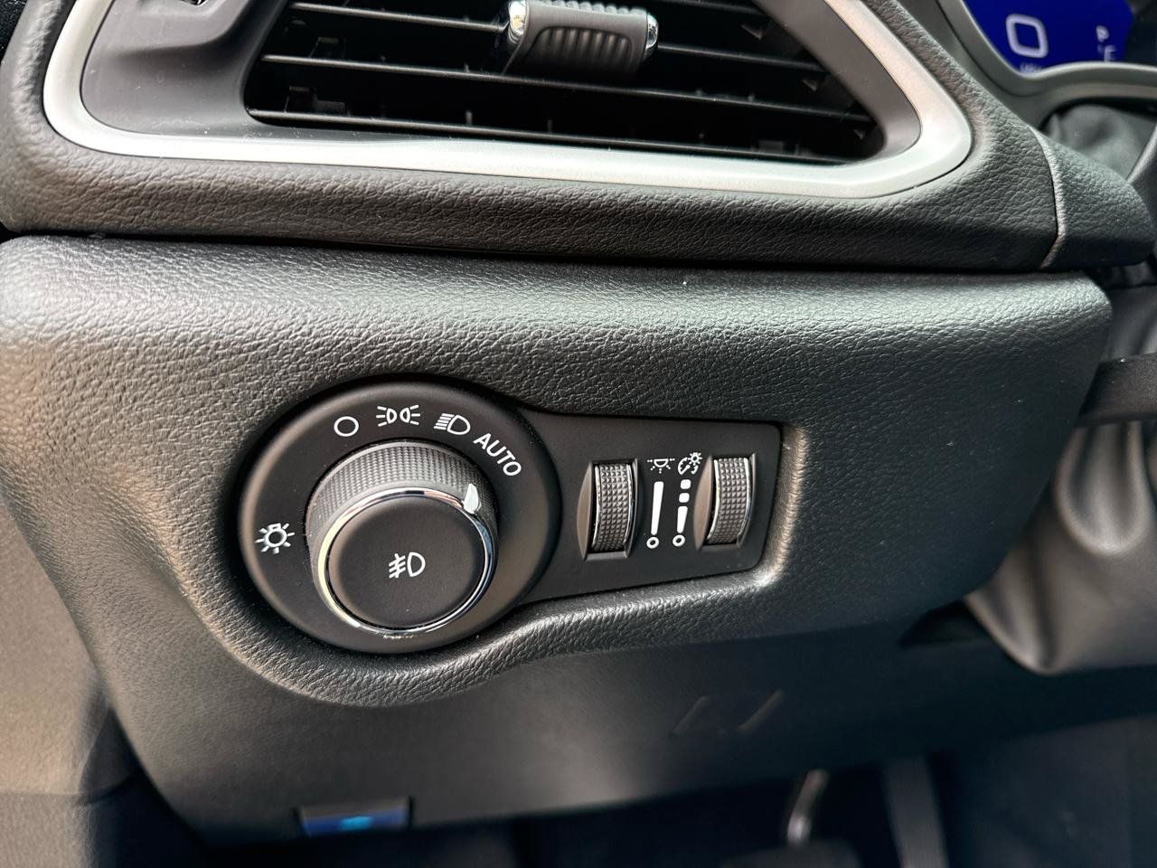 Used 2025 Chrysler Pacifica Select FWD image 13