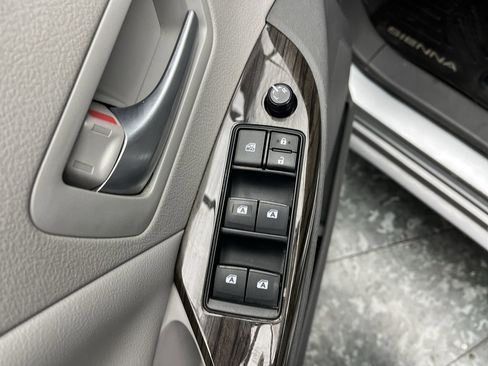 Used 2017 Toyota Sienna XLE Premium image 10