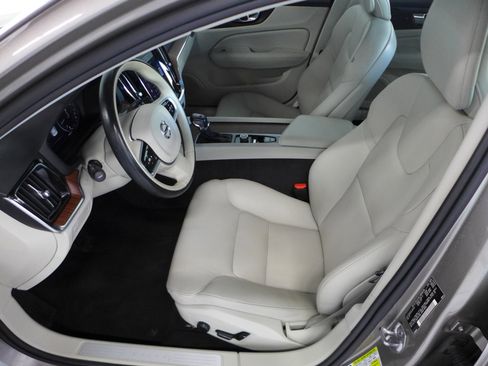 Used 2020 Volvo S60 T5 Momentum image 37