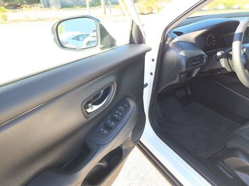 Certified 2025 Honda HR-V LX image 17