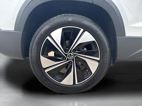 New 2025 Volkswagen Taos SE image 25