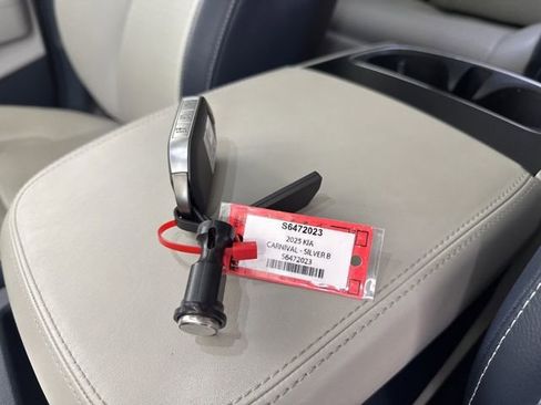 Certified 2025 Kia Carnival SX Prestige image 30