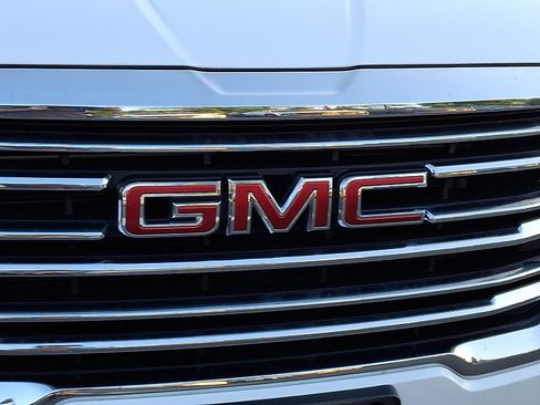 Used 2022 GMC Terrain SLT w/ Infotainment Package II AWD/4WD image 8